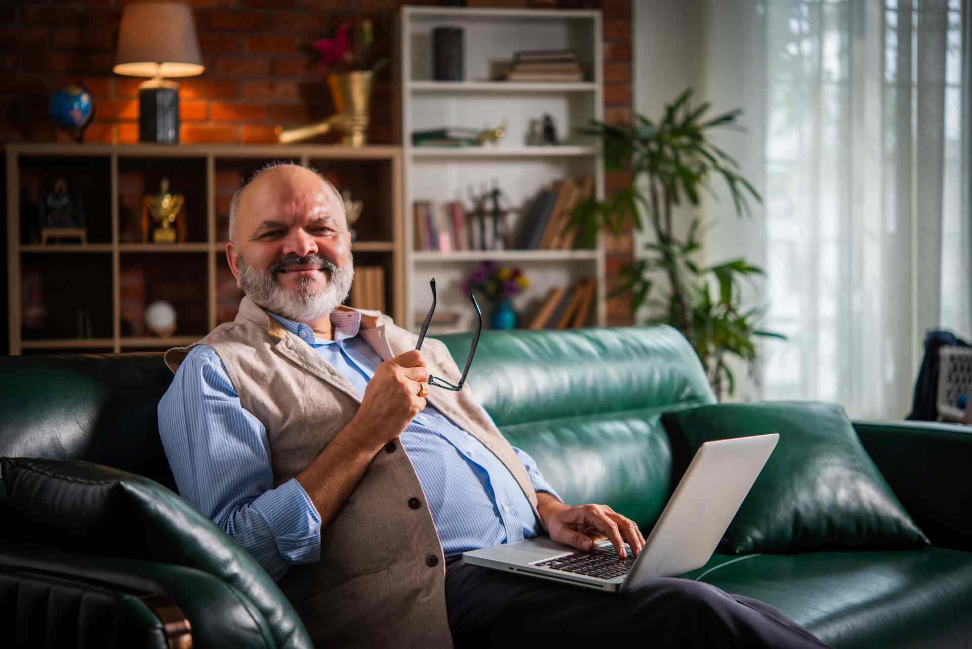 Alter Mann profitiert von der digitalen Barrierefreiheit. Mit einer Website die barrierefrei ist, kann man alle Inhalte erfassen.