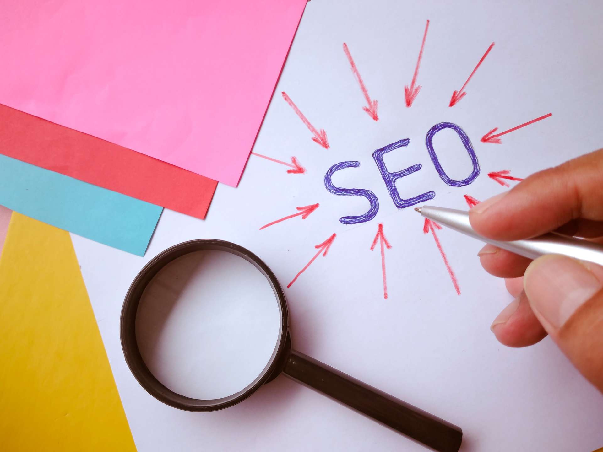 Lupensymbol zeigt auf das Wort SEO – Barrierefreiheit und SEO als Teil moderner Weboptimierung.