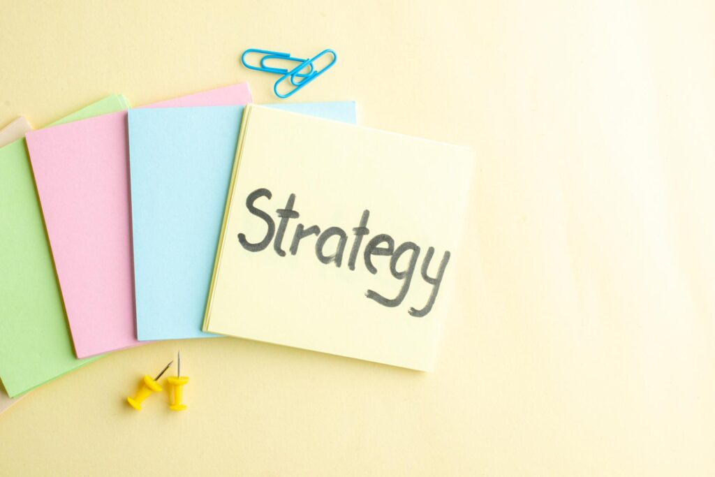 Notiz mit dem Wort „Strategy“ auf farbigen Karten – Grundlage für eine digitale Barrierefreiheitsstrategie.